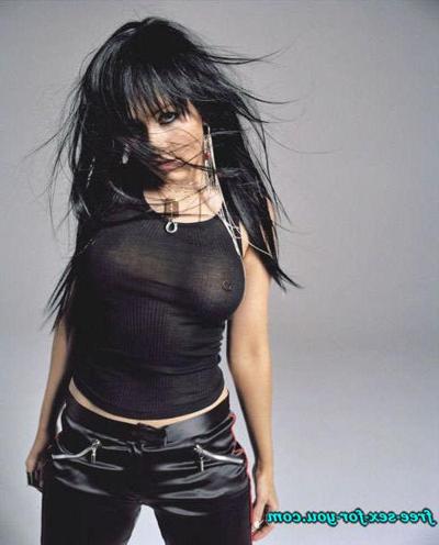 16P Christina Aguilera showing her nice shaved pussy