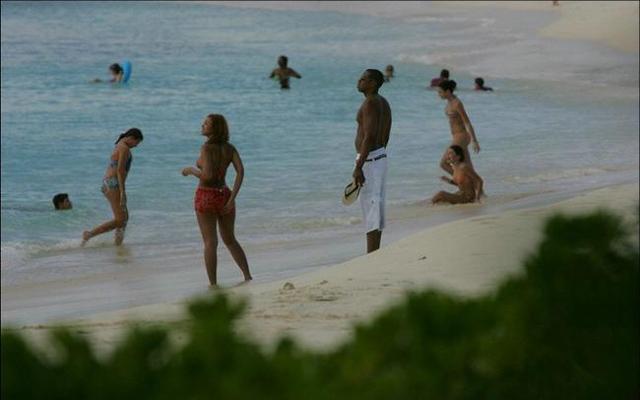 15P Celebrity black babe Beyonce Knowles shows her round ass