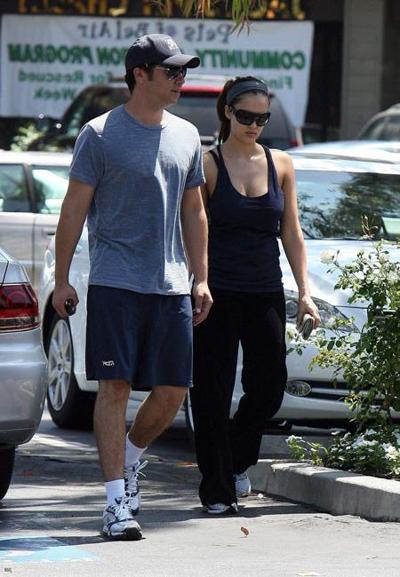 15P Celebrity actress Jessica Alba hard nipples workout