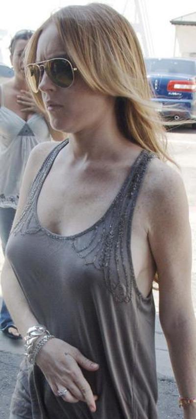 15P Celebridade Lindsay Lohan belo decote e seios nus