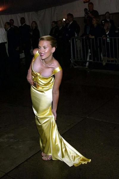 15P Celeb Scarlett Johansson gorgeous cleavage in sexy dress