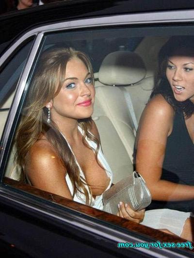 16P Lindsay Lohan showing her tits and nipple slip paparazzi picture
