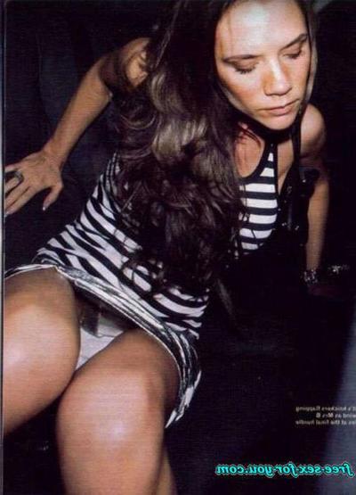 16P Victoria Beckham montre ses seins sur des photos transparentes et en jupe haute.