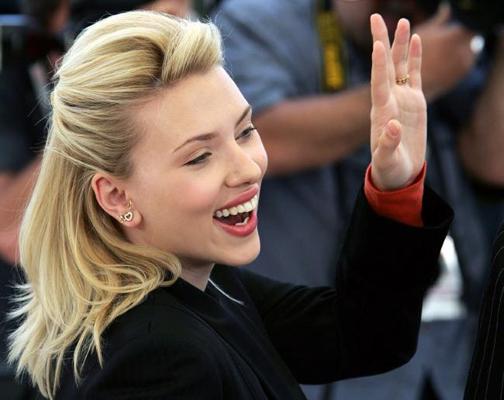 16P Celebrity babe Scarlett Johansson upskirt pink panties