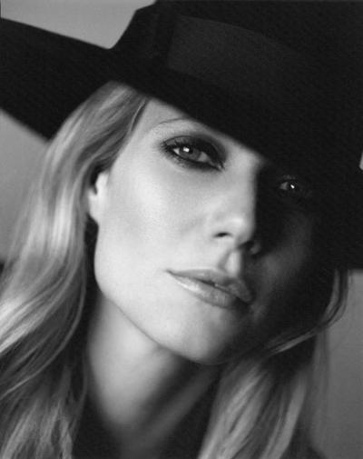 15P Celebrity Gwyneth Paltrow totally nude body and sexy posing