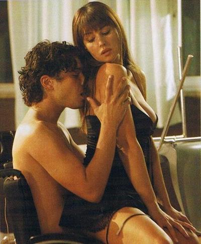 16P Celeb actress Monica Bellucci paparazzi caught nude boobs