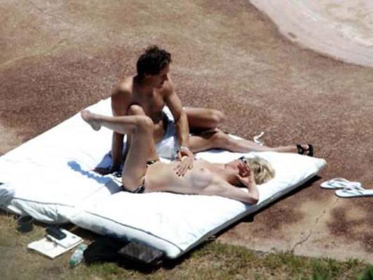 15P Sharon Stone fume des seins nus chauds et sexy sur la plage.