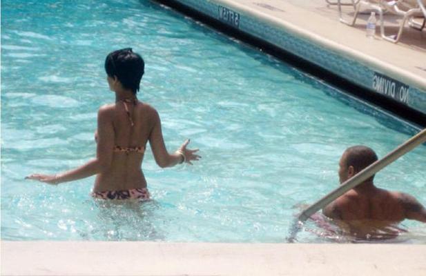 15P Celebrity Rihanna totally nude and pose in fetish lingerie