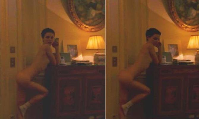 16P Celeb Natalie Portman strip and showing lovely nude ass