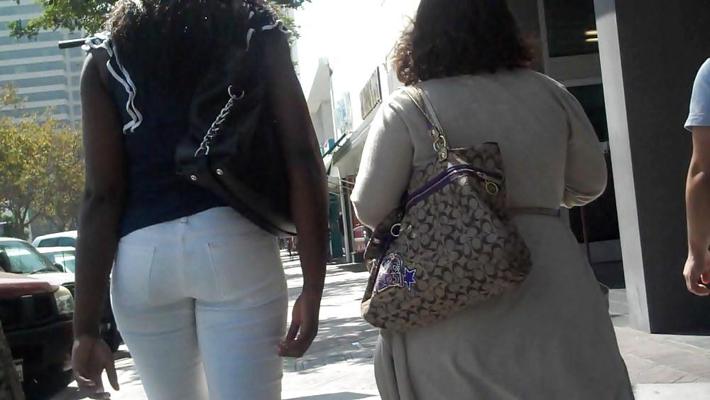 22P Soul girl, fesses et cul en jeans blancs, miam
