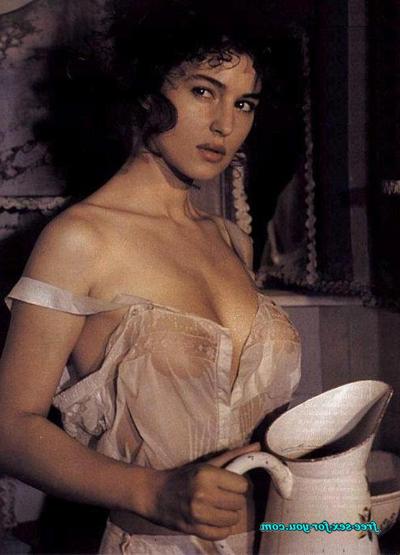 16P Monica Bellucci showing her tits on yacht paparazzi pictures