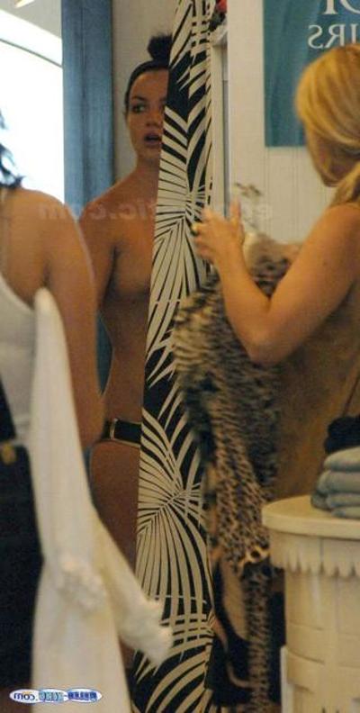 15P Britney Spears paparazzi shaved pussy and hot tits