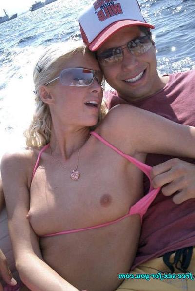 16P Paris Hilton showing her perky tits and nice pussy to paparazzi