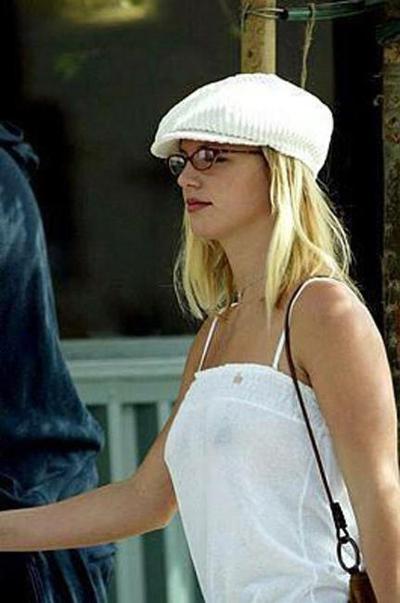 15P Celebrity Britney Spears nipple slip in public