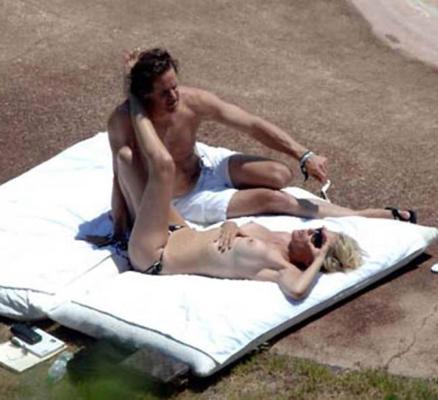 16P Celebrity Pamela Anderson shows sexy body