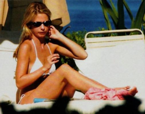 15P Lovely celebrity Sarah Michelle Gellar hot lesbian kiss