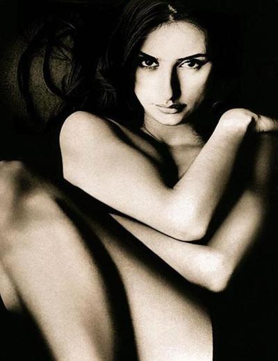 16P Exotic celebrity Penelope Cruz showing her hot nude boobs