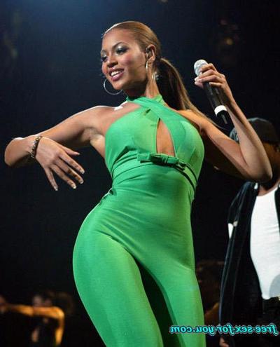 16P Beyonce Knowles show great ass in skimpy green outfit on stage
