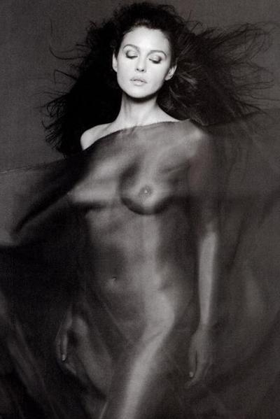 15P Sweet italian actress Monica Bellucci showing nude body