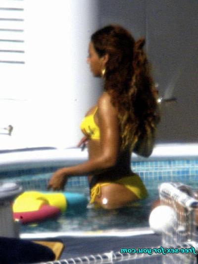 16P Beyonce Knowles show great ass and look sexy in yellow bikini