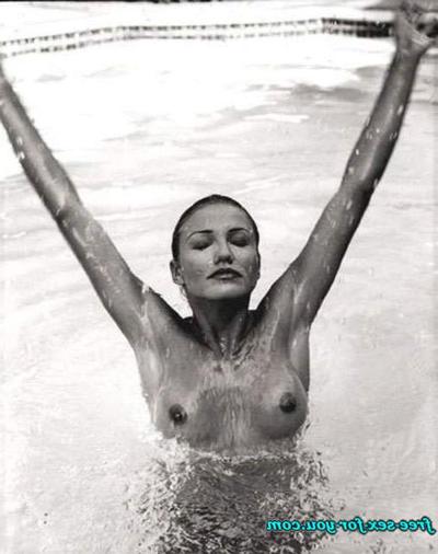 16P Cameron Diaz showing tits and nipple slip paparazzi pictures