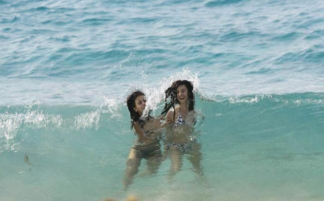 15P Adorable actress Penelope Cruz paparazzi shots on the beach