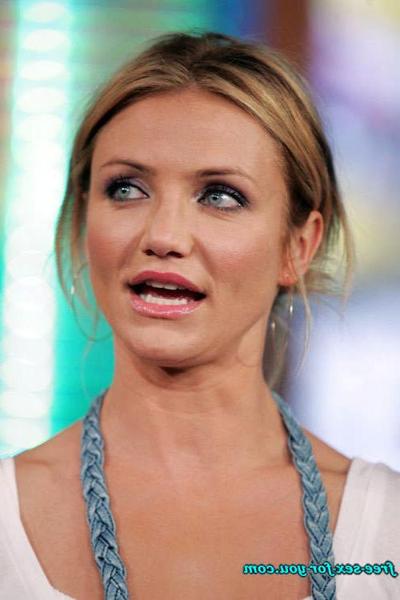 16P Cameron Diaz show legs in short jeans mini skirt to paparazzi