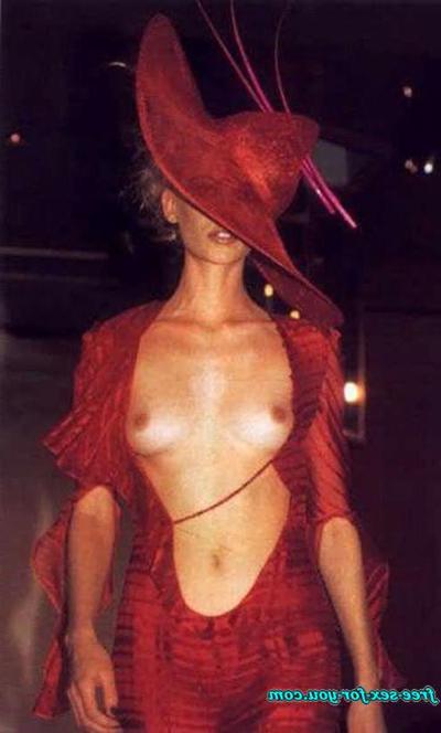 16P Kylie Minogue montre ses seins sur la plage et sur scène et pose de manière sexy