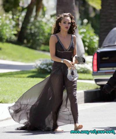 16P Jessica Alba mostrando os peitos no see thru e upskirt