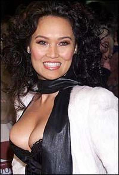 16P La belle actrice asiatique Tia Carrere montre son corps sexy et sexy.