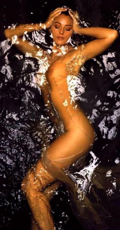 16P Monica Bellucci posing sexy and naked in water