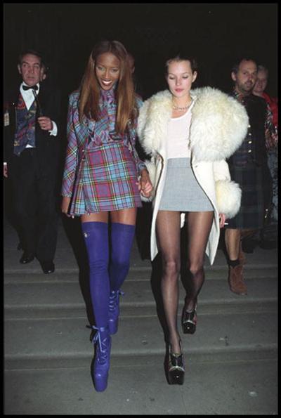 16P Naomi Campbell posing totally naked and very sexy with milk