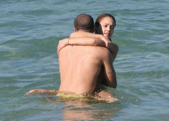 16P Jessica Alba hat Sex mit einem Mann im Wasser und posiert sexy
