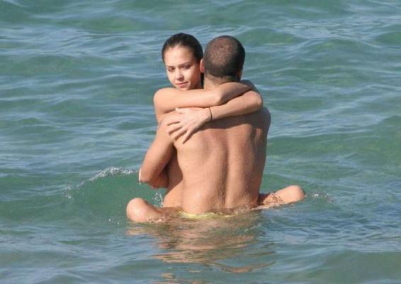 16P Jessica Alba have sex in wather and see thru paparazzi pictures