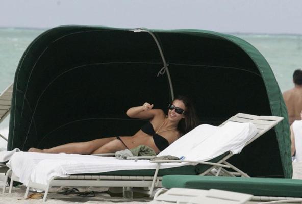 16P Jessica Alba en bikini profite d'une partie de football - photos paparazzi