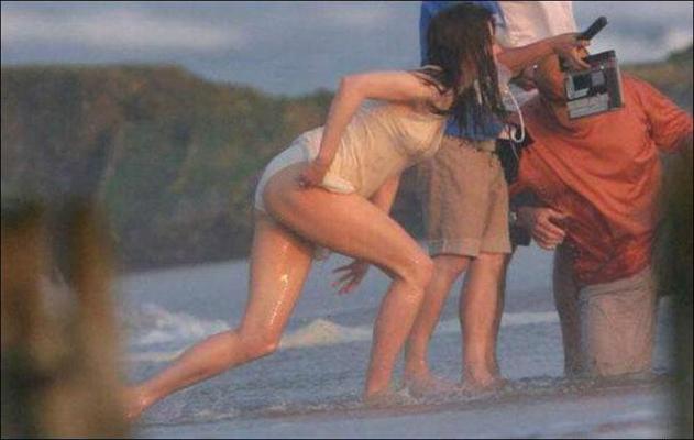 16P Adorable celeb  showing her nice ass
