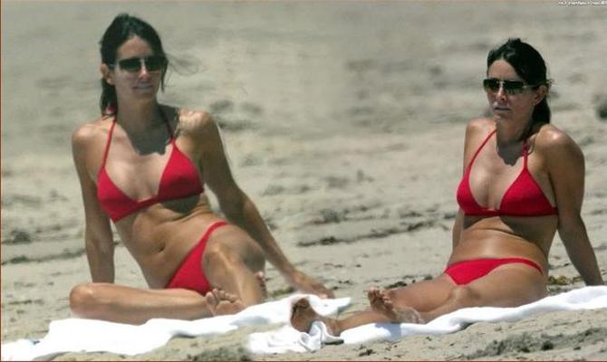 16P Courtney Cox nipple slip on the beach