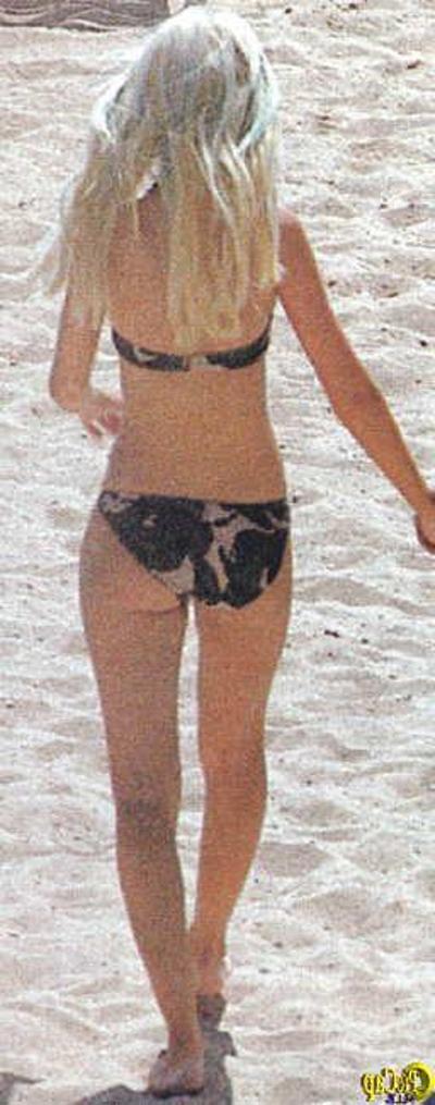 16P Christina Aguilera shows exotic ass
