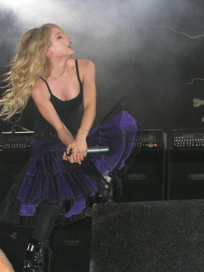15P Petite celeb hottie Avril Lavigne in fishnets