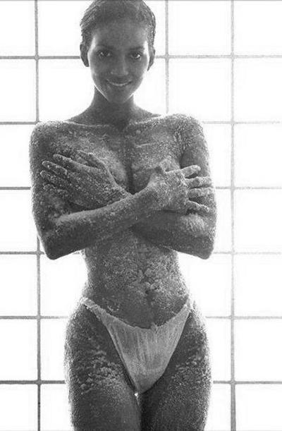 15P Halle Berry bikini caps from movie