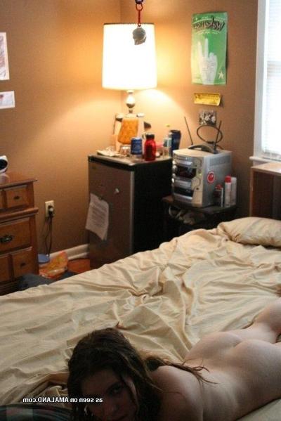 10P Lovely amateur housewife posing naked in the bedroom
