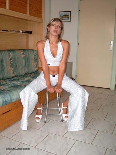 16P Galerie de photos d'une charmante épouse dans ses vêtements sexy