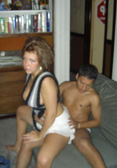 15P Fotos de una MILF traviesa calentándose con su jardinero