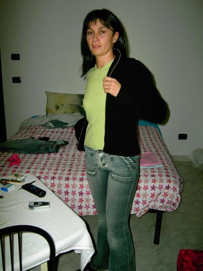 15P Housewife Camilla gives blowjob