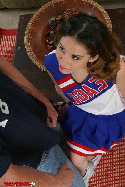 16P pom-pom girl sale montrant sa chatte rasée