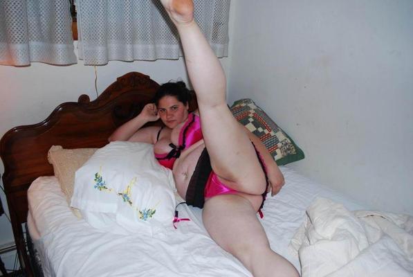18P fat amateur babe poser on her bed
