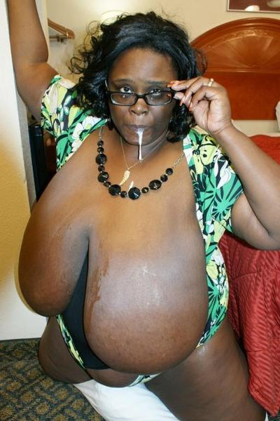 15P Extra large chocolate juggs drag on the floor