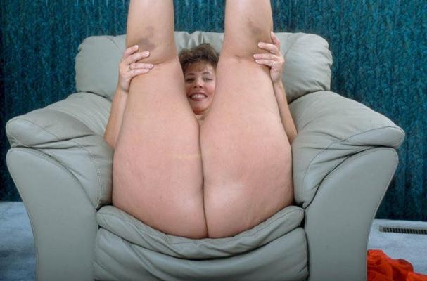 15P Curly bosomed fattie wide spreading