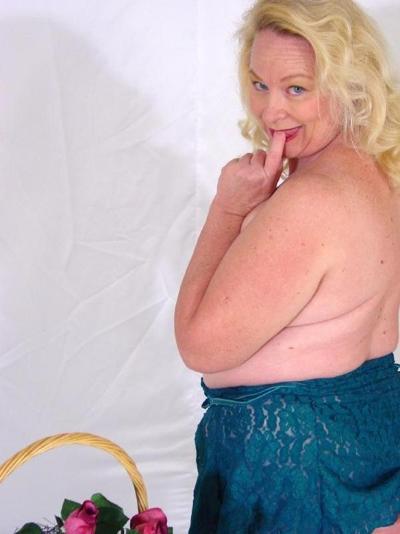 20P Mature blonde giant fat girl selling flowers
