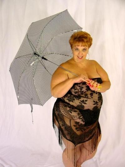 20P Redhead plumper posing